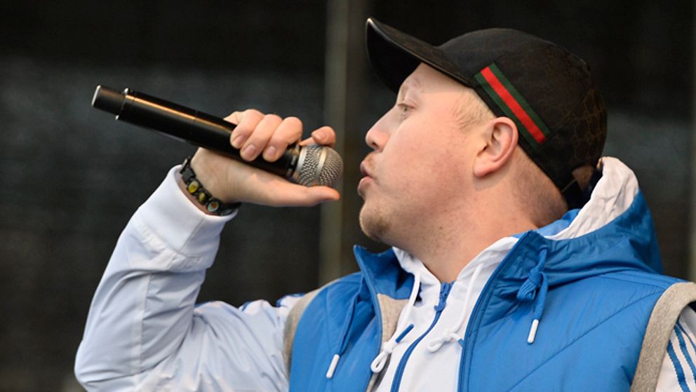 Rapparen Sebbe Staxx från hiphopgruppen Kartellen uppträdde vid manifestationen mot rasism i Kärrtorp den fjärde advent.