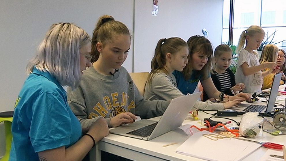 Flera tjejer i åldern 9-12 år lär sig programmera robotar på Lindholmen i Göteborg.