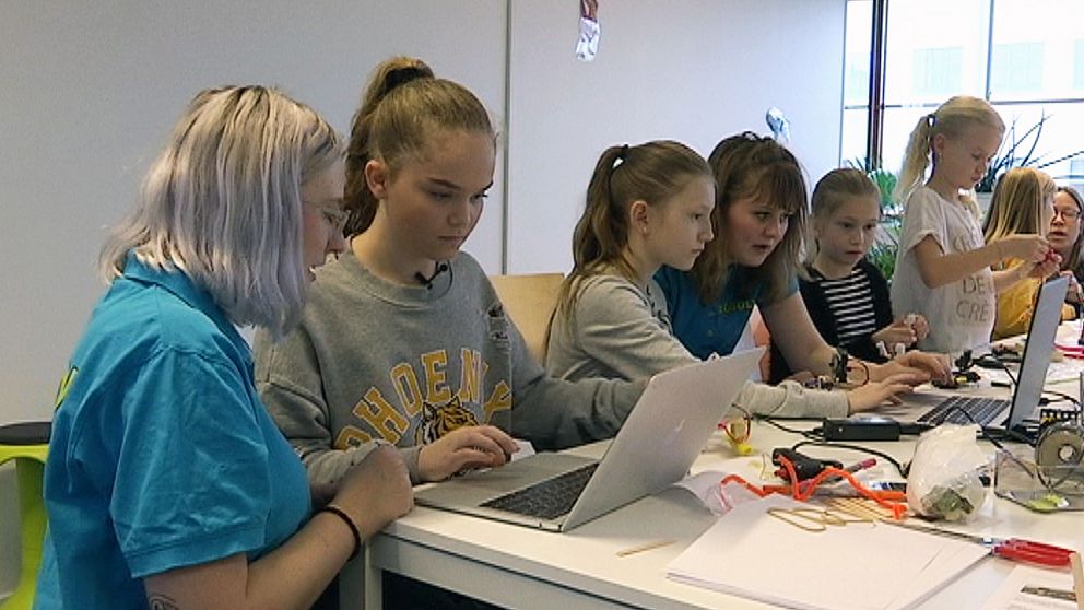 Flera tjejer i åldern 9-12 år lär sig programmera robotar på Lindholmen i Göteborg.