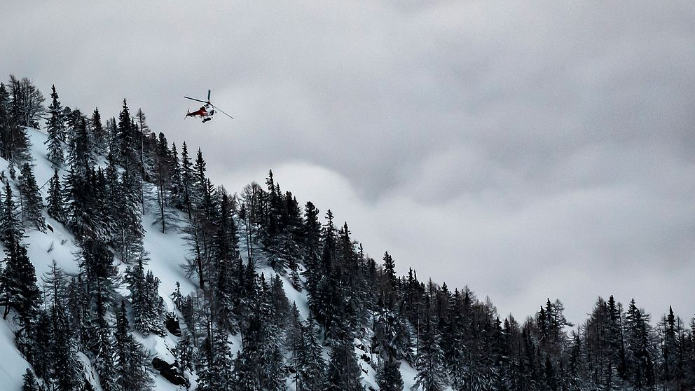 En helikopter lämnar området Col de Fenestral där två personer drogs med i en lavin på söndagen. De båda räddades och undkom med lindriga skador.