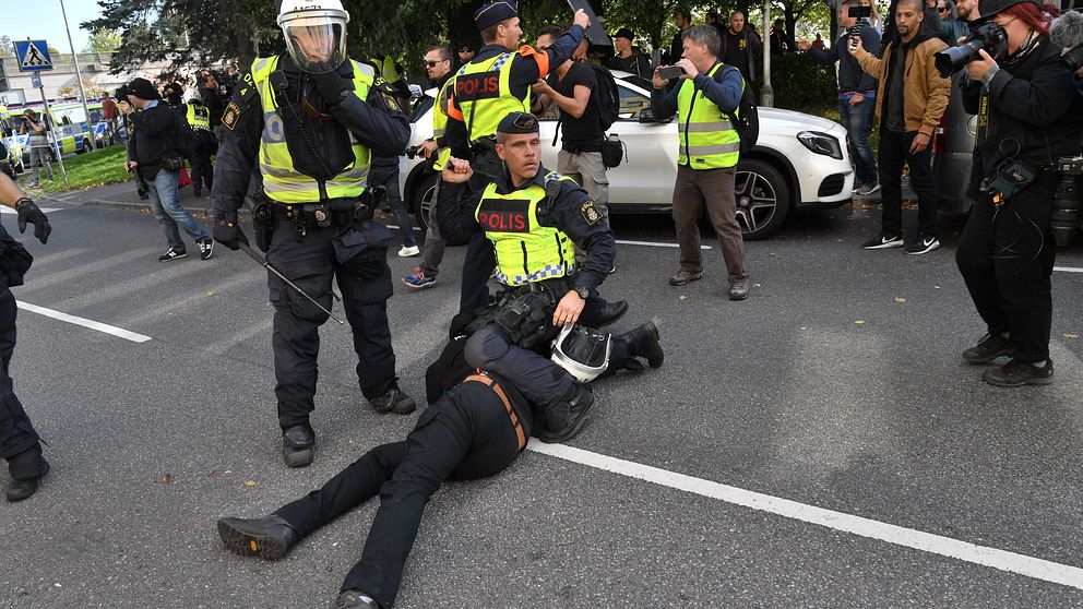 NMR hejdas av polis under demonstrationen i Göteborg.