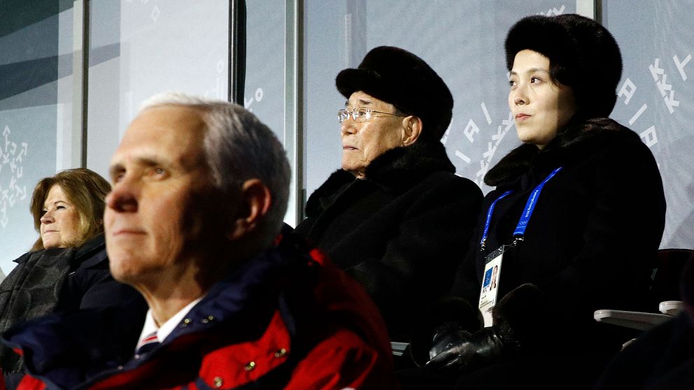 USA:s vicepresident Mike Pence framför Nordkoreas ceremonielle statschef Kim Yong-nam och Kim Yo-jong, syster till Nordkoreas diktator Kim Jong-un, under OS-invigningen i Pyeongchang.