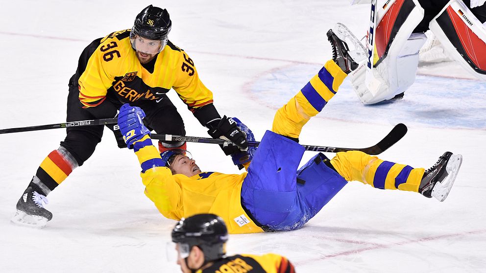 Tysklands Yannic Seidenberg darr omkull Sveriges Pär Lindholm under herrarnas kvartsfinal i ishockeymatchen mellan Sverige och Tyskland i Kwandong Hockey Centre under vinter-OS i Pyeongchang, Sydkorea.