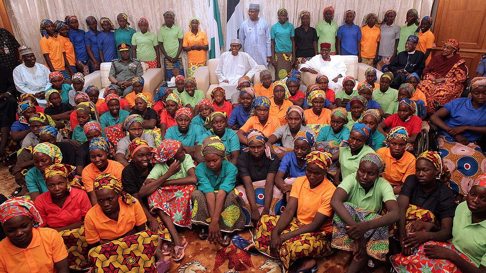 Flickorna som kidnappades från byn Chibok träffar Nigerias president Muhammadu Buhar efter frigivandet i maj i fjol. Arkivbild.