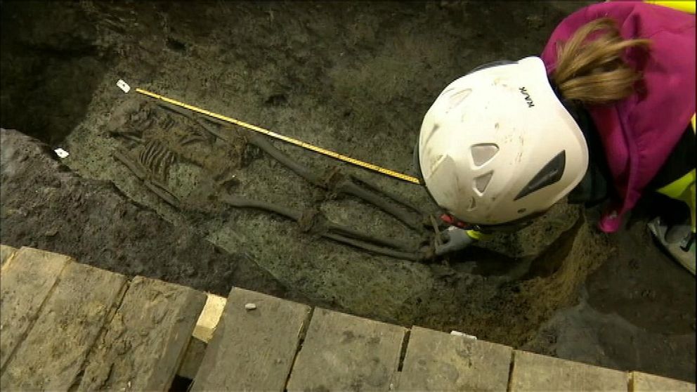 Arkeolog gräver fram skelett på Rådhusplatsen i Köpenhamn.