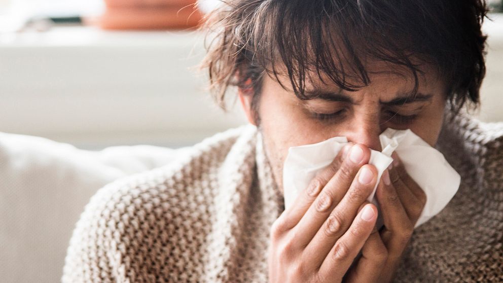 Anledningen till att fler blir sjuka på vintern beror bland annat på att influensapartiklar trivs bra i torr luft.