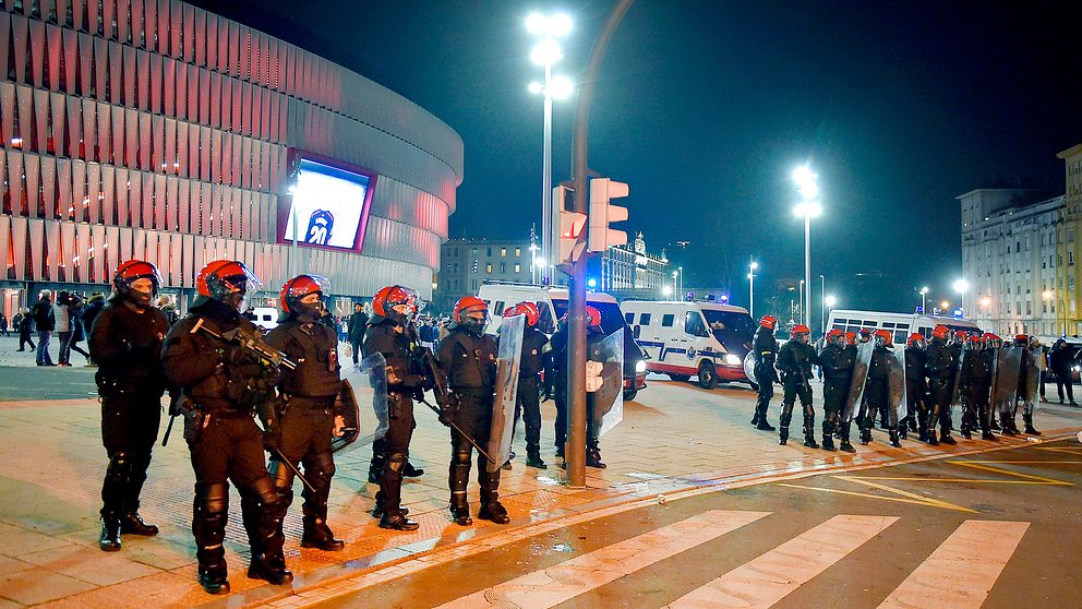 Tungt beväpnad baskisk polis inför fotbollsmatchen i Bilbao.