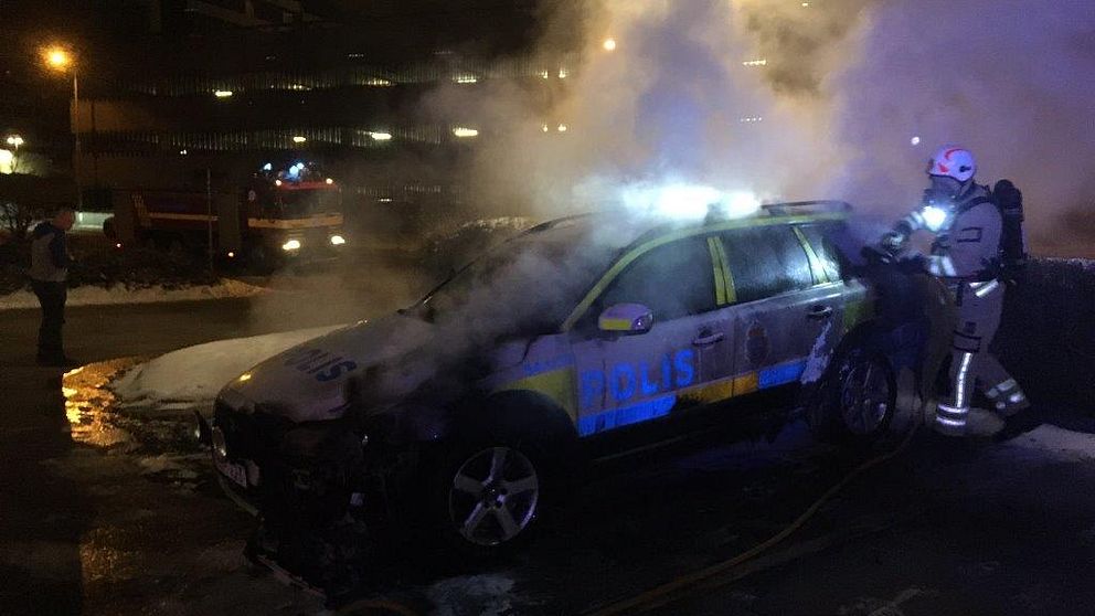 En polisbil brann i Trollhättan natten till fredag.
