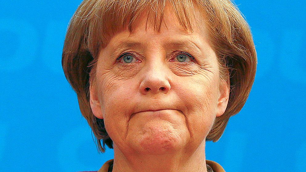 Tysklands förbundskansler Angela Merkel har skadat sig i en skidolycka och måste ställa in möten och resor i tre veckor.