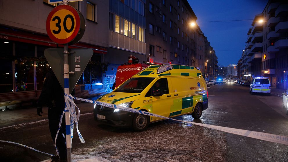 Ambulans på gatan utanför ett flerfamiljshus på Södermalm i Stockholm.
