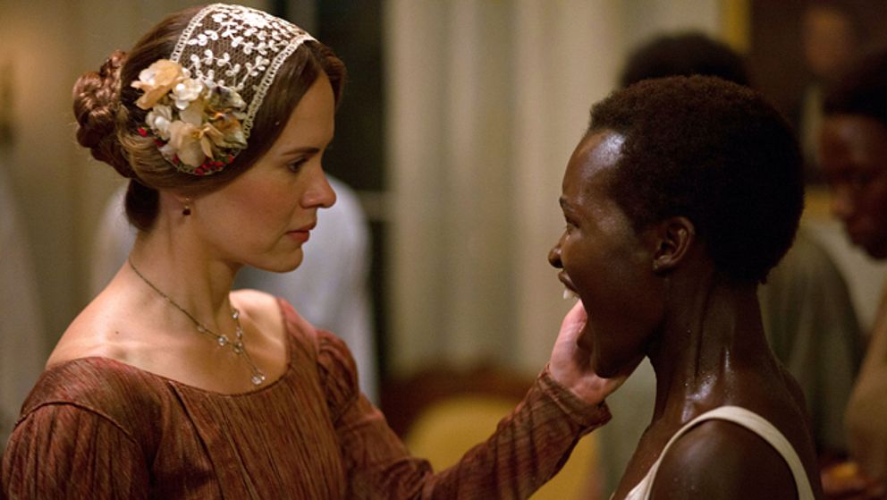 Sarah Paulson och Lupita Nyong'o i Steve McQueens ”12 Years a Slave”