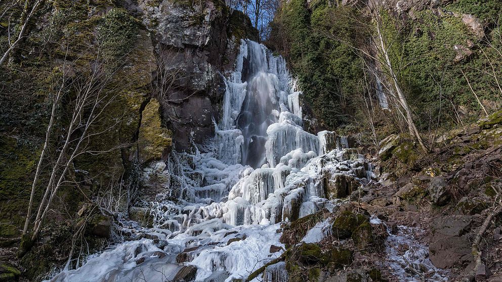 Vattenfallet Nideck i Oberhaslach i östra Frankrike har frusit till is.