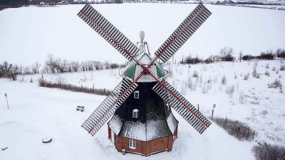 En väderkvarn i Stove i nordöstra Tyskland, täckt av snö.