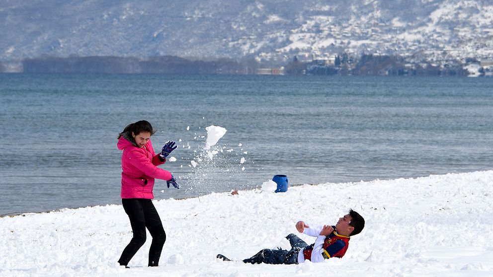 Barn leker i snön i en park i Pogradec i Albanien.