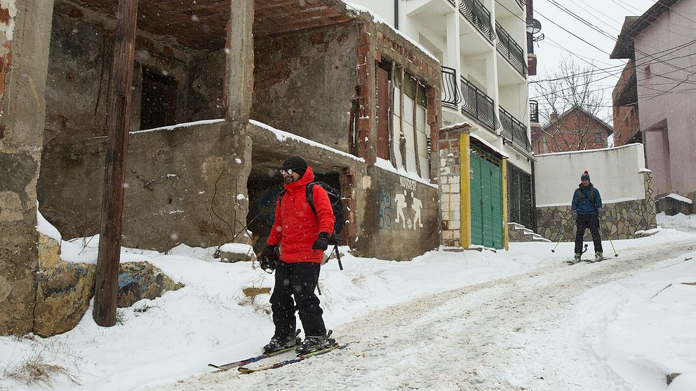 Människor åker skidor i Kosovos huvudstad Pristina.