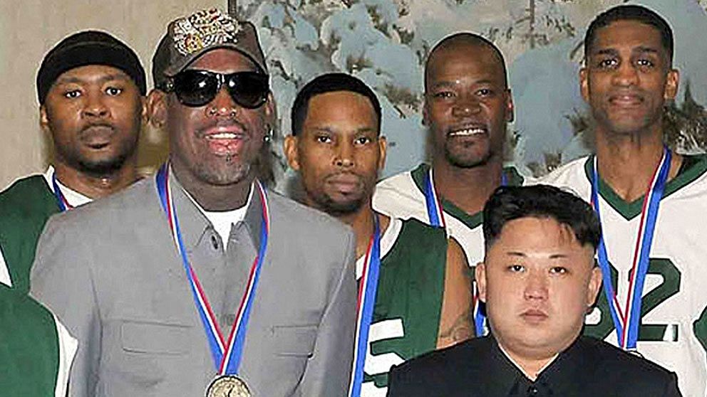 Dennis Rodman och basketlaget poserar tillsammans med diktatorn Kim Jong-UN.