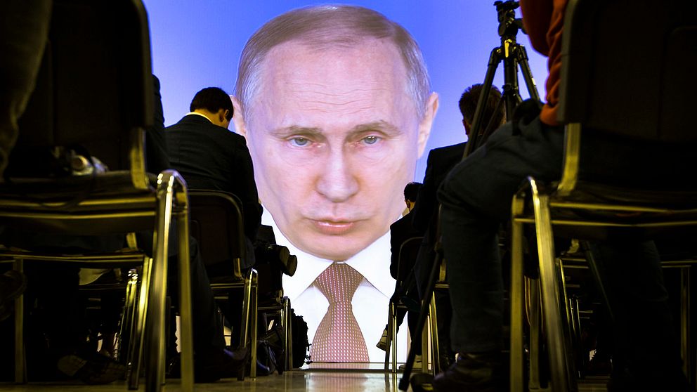 Vladimir Putin håller tal till nationen.
