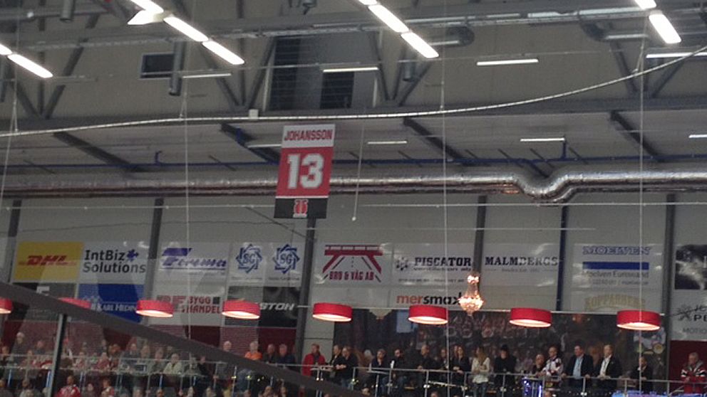 Björn ”Nalle” Johanssons tröjnummer 13 på plats i taket på Behrn Arena