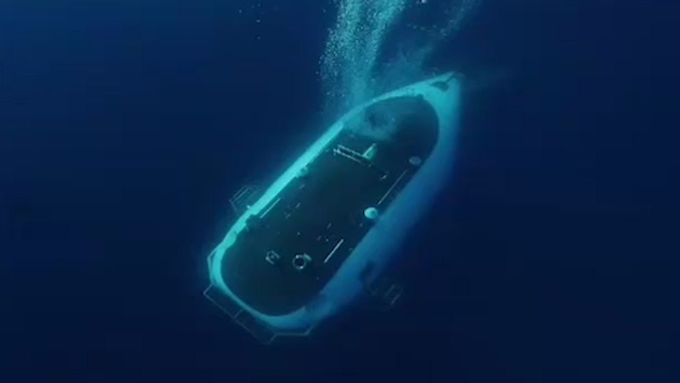 Ubåt dyker ned i havsdjupet.