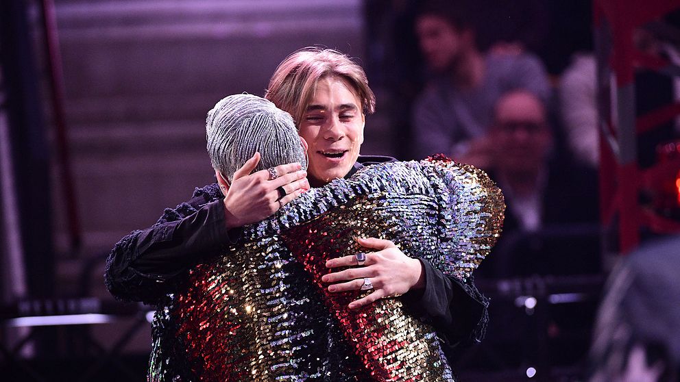 Felix Sandman kramar om Fab Freddie efter vinsten: ”Jag tar lite av ditt glitter”, sa Felix.