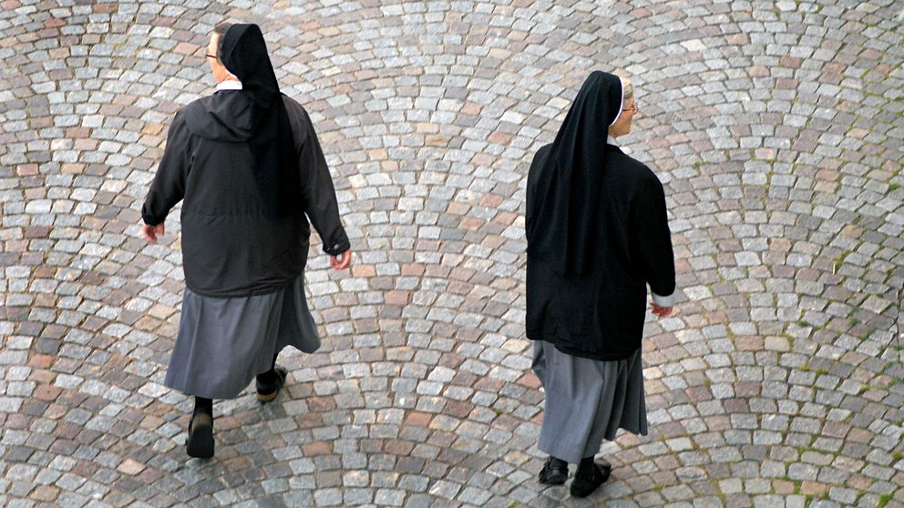 Två nunnor promenerar.