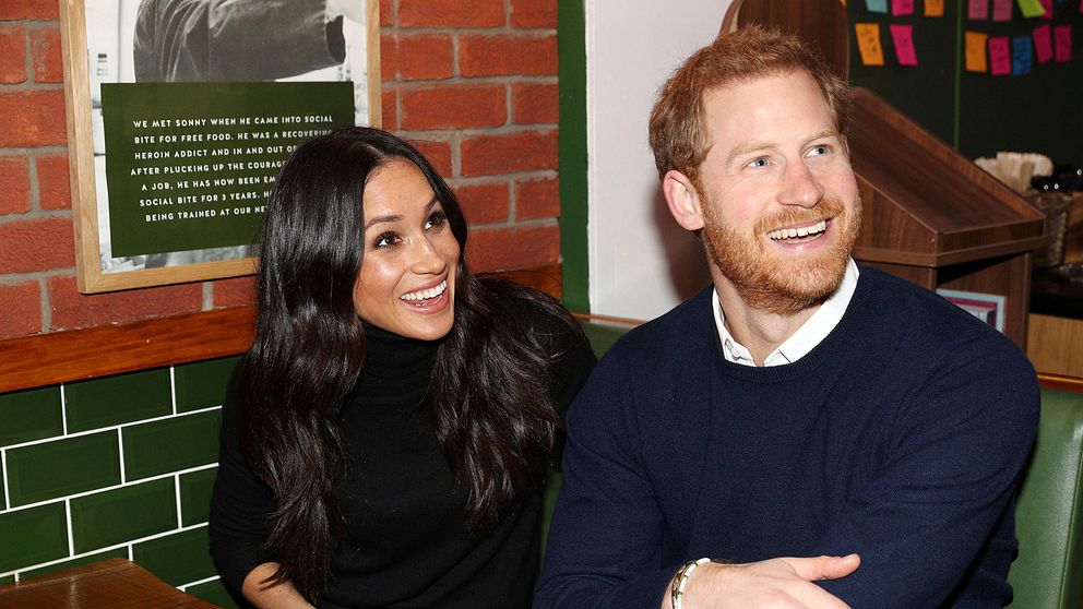 Meghan Markle och prins Harry besöker en pub i Edinburgh, Skottland, tidigare i Februari.