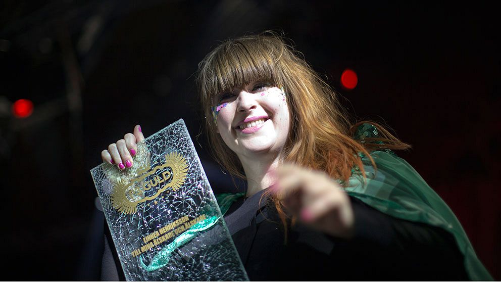 Här får Linnea Henriksson pris som Årets artist på P3 Guld-galan på Scandinavium i Göteborg.
