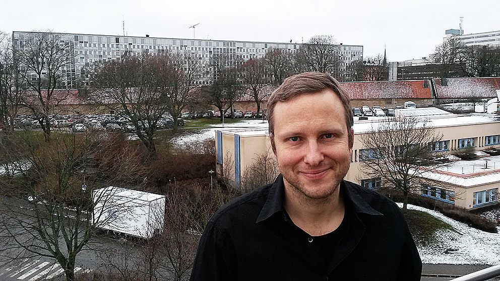 Anders Holmberg, ny programledare på Agenda, med sin gamla arbetsplats Radiohuset i bakgrunden.