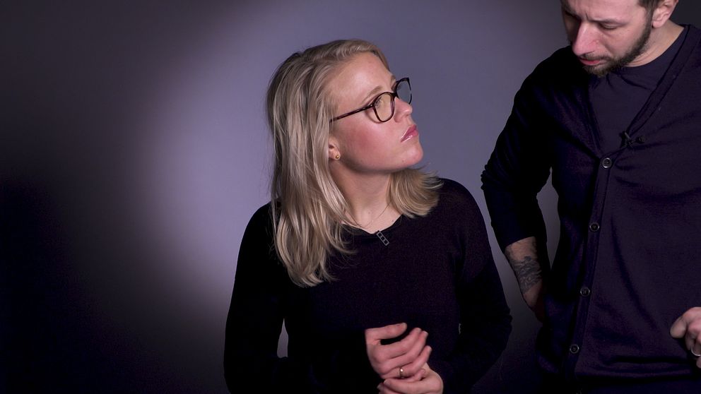 Två personer som tittar på varandra.