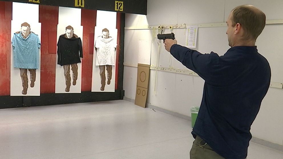 SVT:s reporter Patrik Rosell testar polisens pistol.