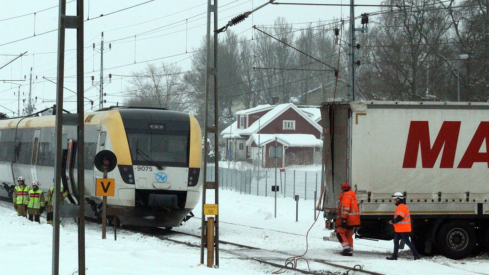 Ett persontåg och en lastbil kolliderade på onsdagen i Vartofta, sydost om Falköping.