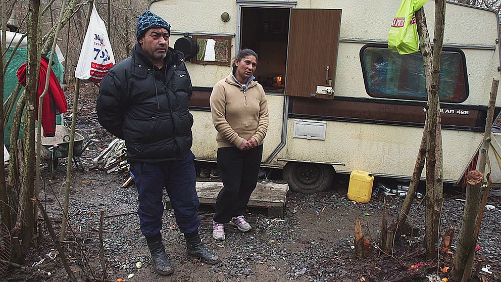 Ion och Adriana Vadana utanför sin husvagn i en Stockholmsförort. De kom till Sverige från Rumänien för att söka jobb men måste försörja sig med att tigga på gatan.