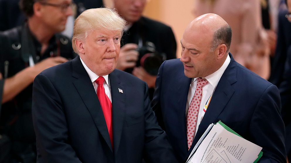 Gary Cohn pratar med Donald Trump under G-20-mötet i Hamburg 2017.