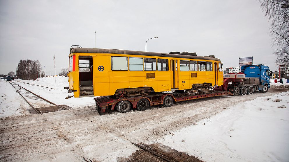 Den gamla Gävle-spåvagnen lämnar staden för gott och passerar här spåret som spårvägssällskapet hade hoppats kunna köra den på innan kommunen sa nej.