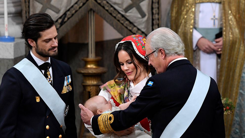 Prins Carl Philip, prinsessan Sofia med Gabriel och kung Carl XVI Gustaf vid prins Gabriels dop.