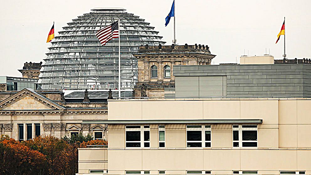 USA-ambassaden (i förgrunden) i Berlin  med avlyssningsstation på översta våningen