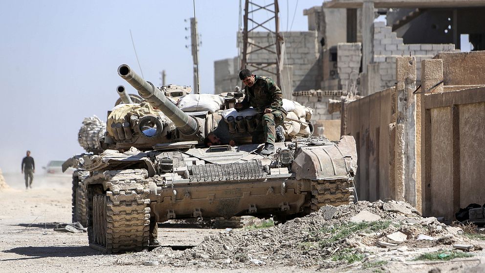 Soldater ur syriska armén på en stridsvagn i staden Al-Mohammadiyeh i östra Ghoutha 9 mars.