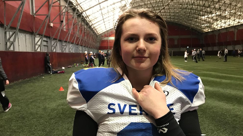 Angelina Kunicka, 14 år, spelar amerikansk fotboll.