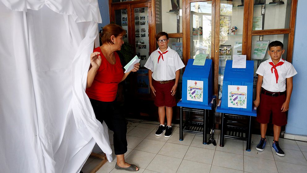 En kvinna lägger sin röst i valet för att godkänna den nya nationella församlingen i Kuba