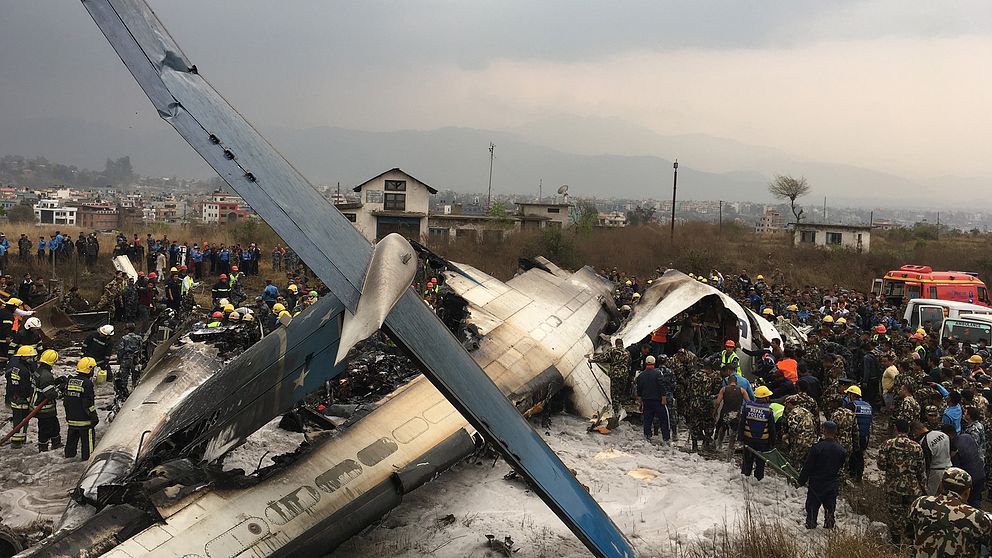 Räddningsinsats vid det kraschade planet på Katmandus internationella flygplats.
