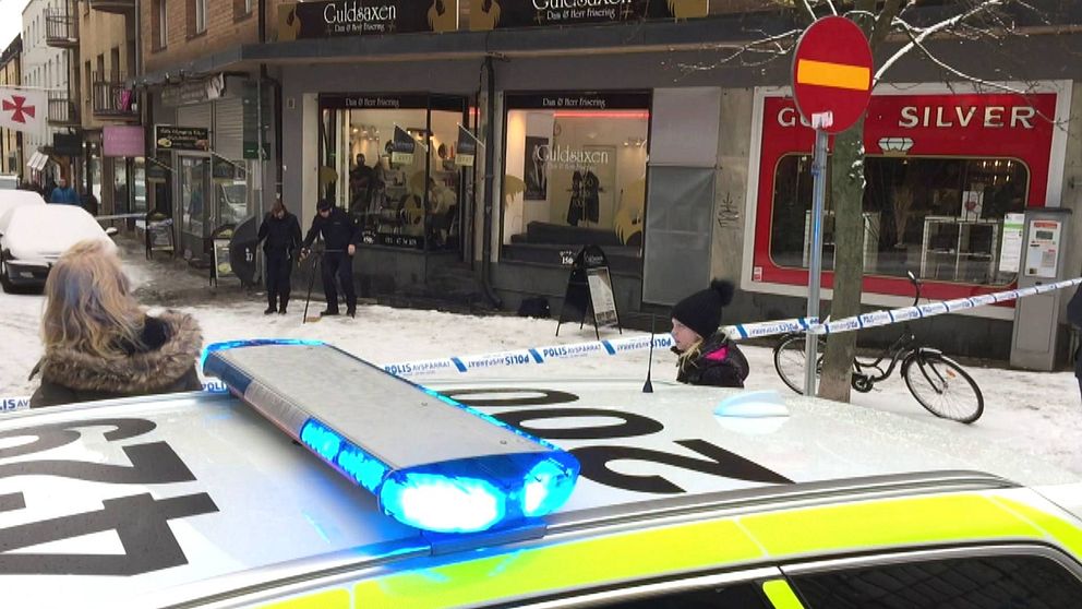 De två personer, en kvinna och en man, som i förra veckan greps och anhölls misstänkta för rån mot en guldbutik i Norrköping, är släppta på fri fot. Misstanken kvarstår dock uppger polisen. I samband med gripandet hittades delar av rånbytet. Duon misstänkts för både rån och häleri.