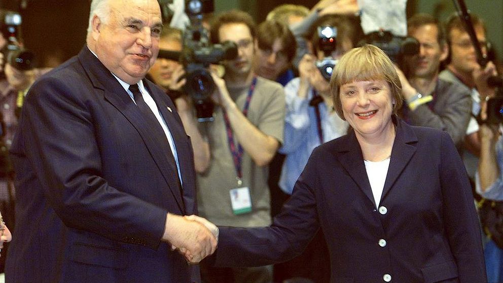 Angela Merkel valdes 2000 till partiledare för det kristdemokratiska partiet och har suttit som regeringschef sedan 2005. Med en fjärde kommande mandatperiod kommer hon att nå fram till Helmut Kohls (till vänster på bilden, 2002) rekordlånga maktinnehav på 16 år.