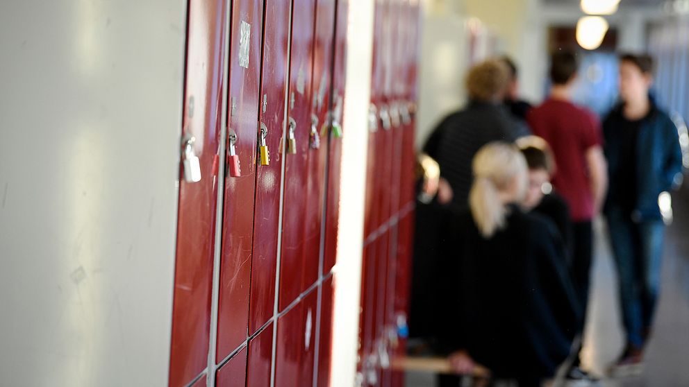 Elever i en skolkorridor.