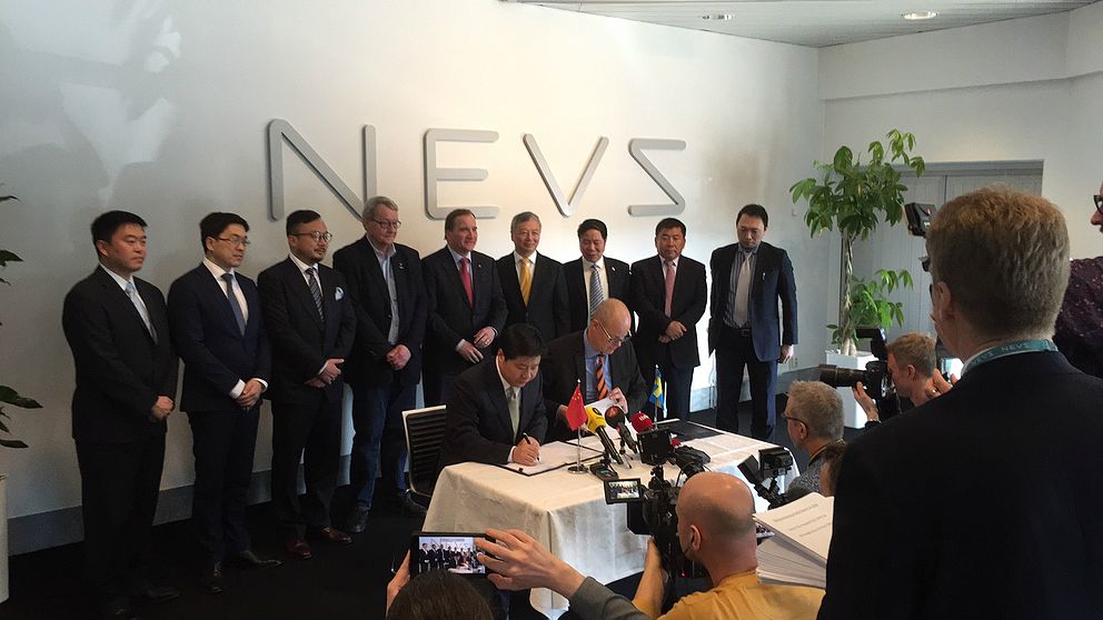 Stefan Tilk, vd på Nevs och Mr Jianghua Su, en av GSR Capitals ordförande skriver under ett samarbetsavtal med medarbetare, samt Stefan Löfven i bakgrunden.