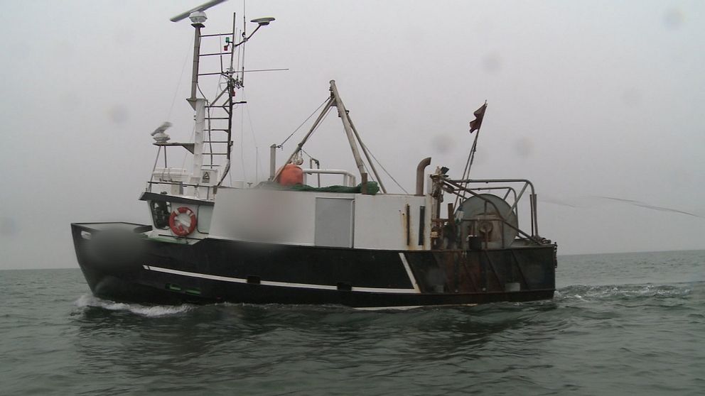 Den danska fiskebåten ute i Öresund.