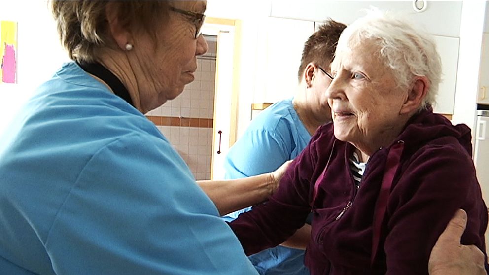 De nyutbildade undersköterskorna täcker med nöd och näppe upp för de 180 som går i pension i länet varje år