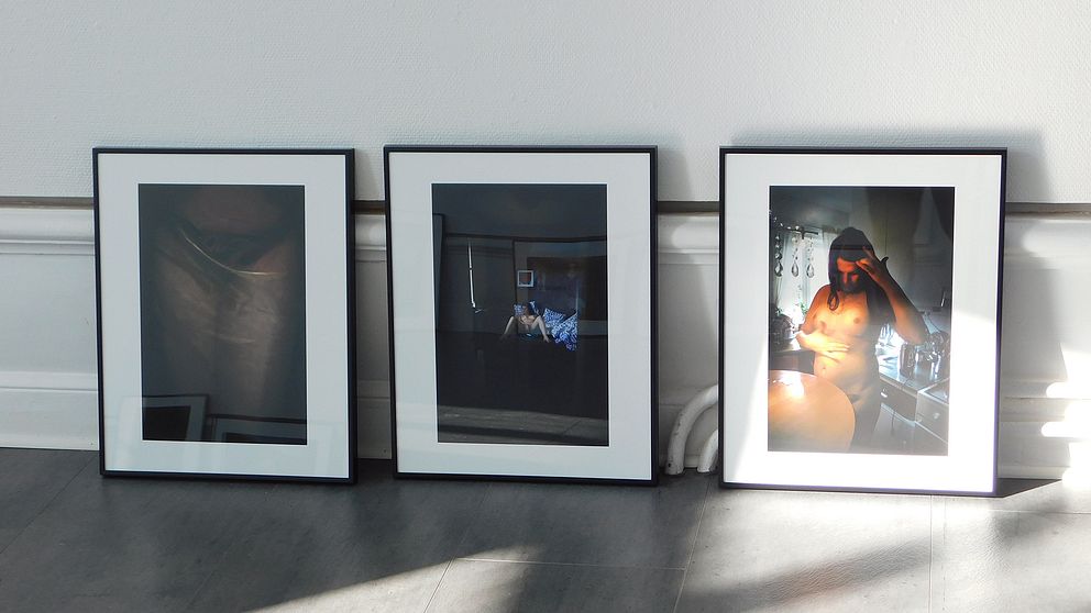 tre inramade fotografier uppställda mot vägg