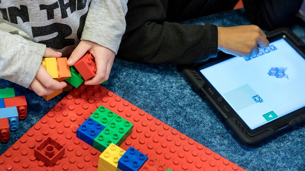 Barn leker med lego på en förskola.