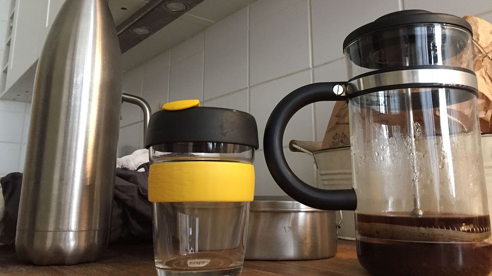 vattenflaska, kaffeemugg, kaffebryggare, tygpåse