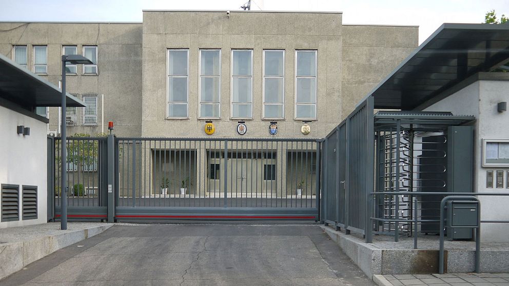 Svenska ambassaden i Nordkorea är inhyst i samma byggnad som den franska, den brittiska och den tyska ambassaden.